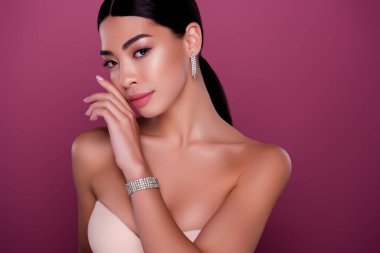 Muhteşem kadının yakın plan fotoğrafı. Yeni losyon kremi reklamı. Pembe arka planda saf mükemmel cilt..