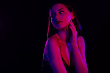 Yumuşak kadın elmacık kemiğine dokunuyor. Dans eden çekici erkek, modern filtre efektlerini hissediyor..