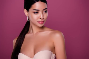 Hayalperest kadının yakın fotoğrafını çek. Telif alanından uzağa bak. Neşeli bir gece partisinde erkekleri cezp et..