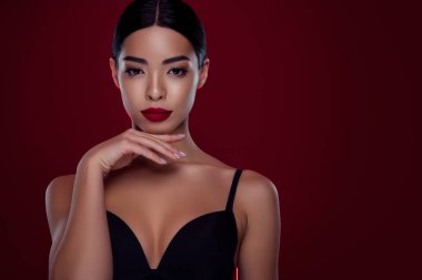 Şık bayan ünlü dokunmatik yüz fotoğrafı yakut rengi arka planda izole zengin tarih etkinliği var.