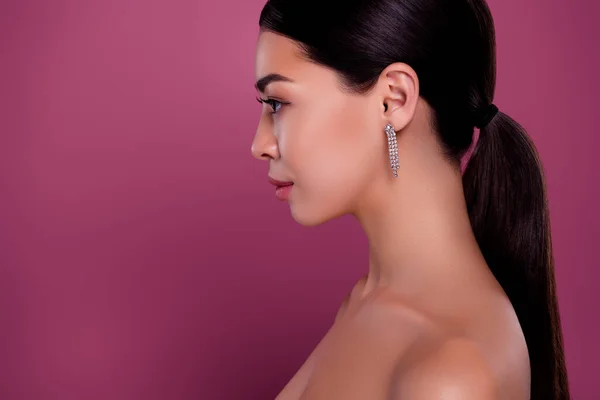 美容美发产品广告中迷人女士的侧面特写照片为光滑身型粉色背景 — 图库照片
