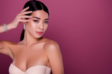 Pembe arka planda izole bir şekilde gece makyajı yapan rüya gibi şık bayan portresi..