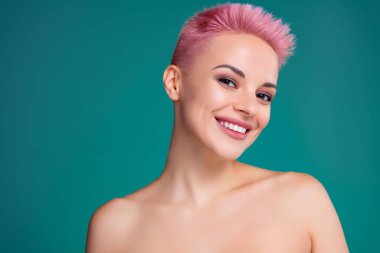 Neşeli kadın fotoğrafı. Aynaya bak. Yeşil arka planda izole edilmiş krem losyondan sonra saf derinin tadını çıkar..