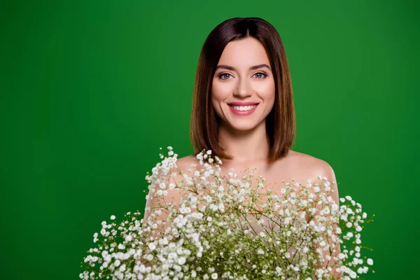 ヘルスケア女性の健康サイクルPmsコンセプト若い女性は結婚式のために準備する白いジプシーの花で身をカバー — ストック写真