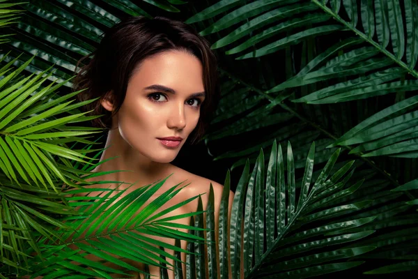 Prachtige Naakte Vrouw Genieten Van Wilde Natuur Verbergen Achter Palmboom — Stockfoto