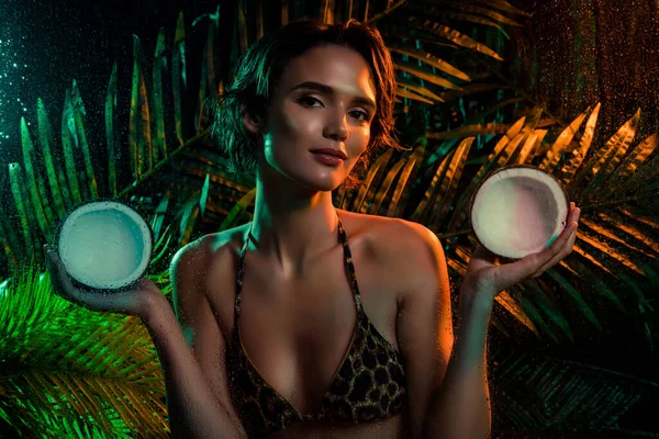 Oasis Lluvioso Paraíso Desierto Tropical Isla Joven Caliente Mujer Celebrar —  Fotos de Stock