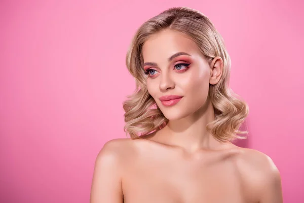 Profesional Estudio Foto Adorable Dama Aplicar Brillo Maquillaje Preparar Vogue —  Fotos de Stock