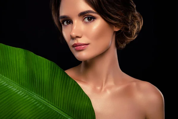 Sinnliche Schönheit Frau Perfekt Maquillage Glänzend Glitzern Körper Werbung Monstera — Stockfoto
