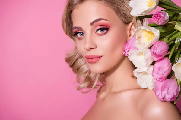 Prachtige Meisje Model Studio Portret Poseren Versierde Tulpen Achtergrond Heldere — Stockfoto