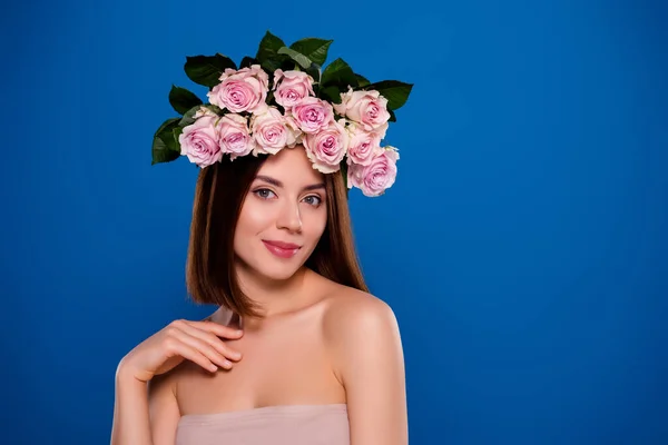 若い女の子モデルの写真は 花の花輪タッチ完璧な肌広告プロモーション美容手順製品青の背景を身に着けている — ストック写真