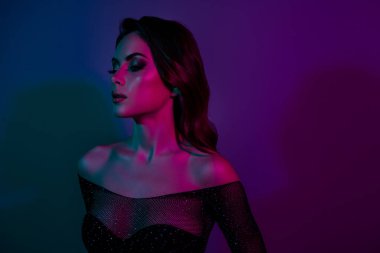 Zarif flörtçü bayanın fotoğrafı. İyi eğlenceler gece kulübü diskoteği. Esmer arka planda parlak renkli neon ışığı..