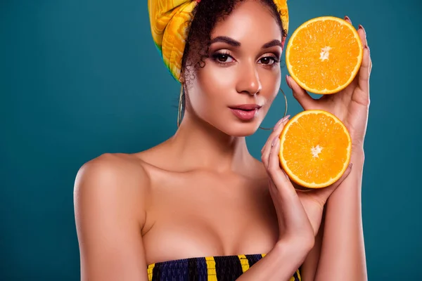 Portret Van Mooie Zulu Dame Nationale Outfit Houden Tropische Oranje — Stockfoto