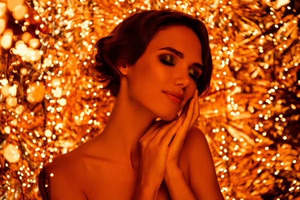 美しいです女性のタッチ手適用Xマス製品下下シマー黄金輝く光の背景 — ストック写真