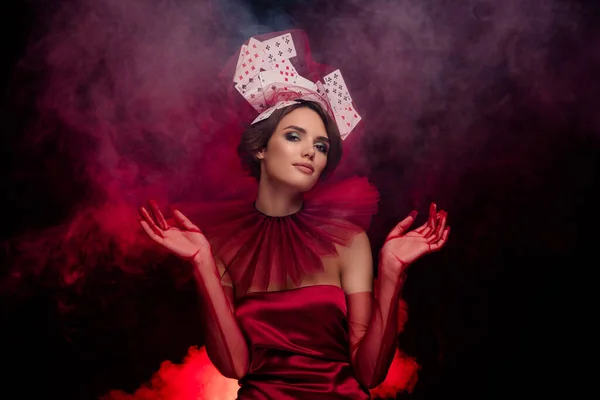Γυναίκα Τρομακτικής Ομορφιάς Στέκεται Νέον Ομίχλη Φορούν Καφέ Αιματηρό Φόρεμα — Φωτογραφία Αρχείου