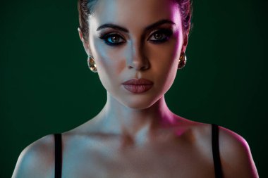 Çekici kız arkadaşın yakın fotoğrafı aynaya bak zengin etkinlik için dekoratif makyaj uygula mücevher aksesuarları tak.