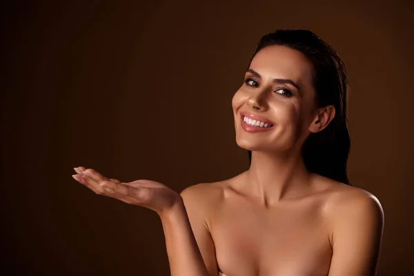 Αξιολάτρευτη Γυναίκα Γυμνοί Ώμοι Κρατήστε Ανοιχτή Παλάμη Συμβουλές Ομορφιάς Προϊόν — Φωτογραφία Αρχείου