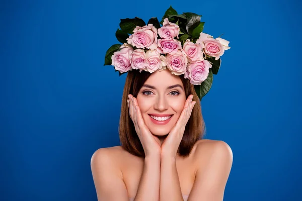 Concurso Moda Participante Niña Vestida Grande Floral Corona Rosas Demostrando — Foto de Stock