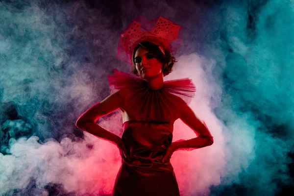 Покрытые Таинственной Женщиной Стоящей Красочных Огней Туман Носить Платье Высокой — стоковое фото