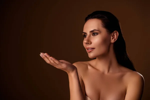 Γοητευτικό Μοντέλο Κυρία Γυμνό Σώμα Κρατήσει Ανοιχτή Παλάμη Παρουσιάζοντας Νέο — Φωτογραφία Αρχείου