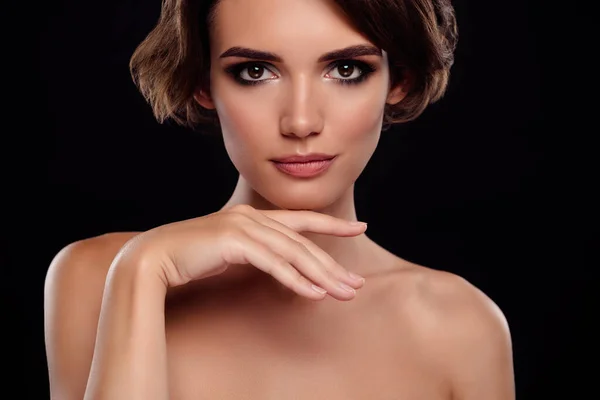 Retrato Elegante Dama Lujo Toque Barbilla Espejo Ojo Ahumado Maquillaje —  Fotos de Stock