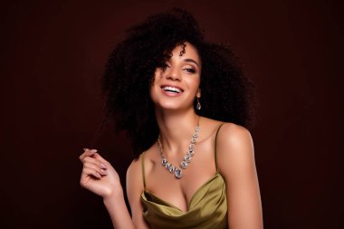 Çekici, güzel bir bayanın fotoğrafı. Vogue partilerinden zevk alın. Aksesuar takın..