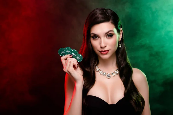 Doświadczona Kobieta Dealer Posiadać Poker Gry Sto Żetonów Zakłady Hazard — Zdjęcie stockowe