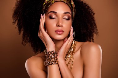 Güzel genç bayan dokunuşu portresi çeşitli kabile festivalleri için kozmetik ürünleri uygula izole edilmiş pastel arka plan.