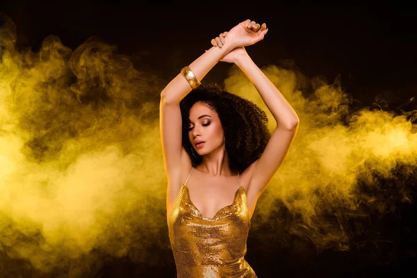 Zarif Dansçı Hanımın Fotoğrafı Parlak Sarı Sisli Koyu Renkli Arka — Stok fotoğraf