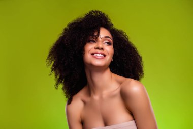 Pastel elbiseli güzel bir genç bayanın yeşil arka planda zengin bir adamla flört ettiği fotoğraf..