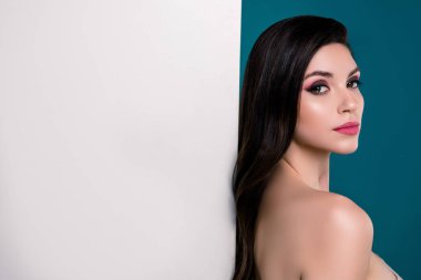 Şık, göz kamaştırıcı bir bayan reklamı boş duvar mavisi arka planda yeni bir kozmetik koleksiyonu reklamı..