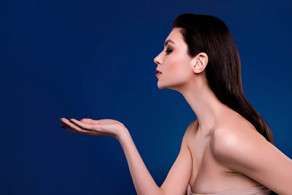Güzel Bir Bayanın Profil Fotoğrafı Koyu Mavi Arka Planda Yumuşak — Stok fotoğraf