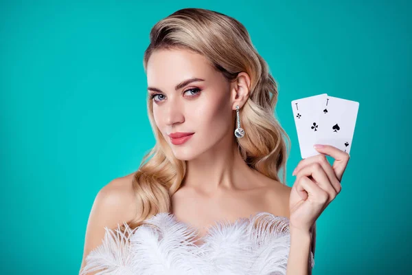魅力的な女性プロのポーカープレーヤーの写真は シアン色の背景に隔離されたジャックポットを獲得お金賭け — ストック写真