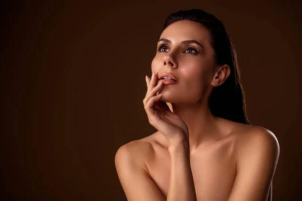 Impresionante Mujer Suave Con Pelo Mojado Toque Labios Suave Pomada — Foto de Stock
