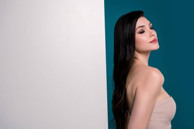 Smoky eyes ile muhteşem bayan fotoğraf güzellik salonu organizatörü cilt ürünleri reklamları mavi arka plan üzerinde zevk.