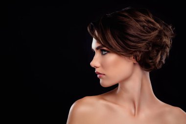 Cilt bakımı için estetik mükemmel kadın modelinin profil kenarı fotoğrafı koyu renk arka planda poz verir.