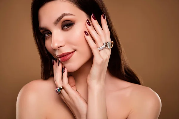 时尚优雅的年轻女子头戴宝石戒指 在彩绘的背景上为银珠宝商店做广告 — 图库照片