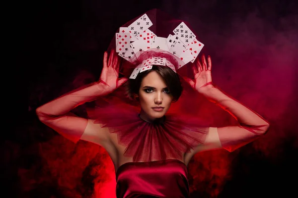 Wspaniała Kobieta Przerażający Wygląd Stoją Neonowej Mgle Nosić Krwawą Sukienkę — Zdjęcie stockowe