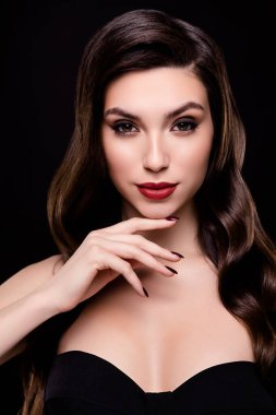 Göz kamaştırıcı bir kadın portresi, ipek gibi parlak saç stili, dokunmatik çene, gece partisi için mükemmel bir makyaj..