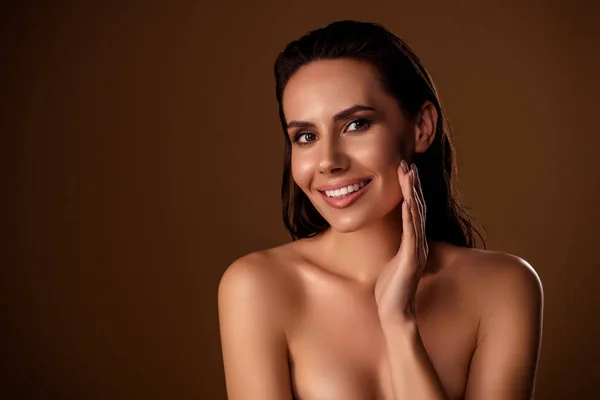 Modelo Mujer Joven Suave Con Tacto Pelo Mojado Piel Facial —  Fotos de Stock