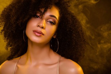 Çok güzel bir bayanın yakın fotoğrafını çek. Küpe tak. Vogue olayında aynaya bak..