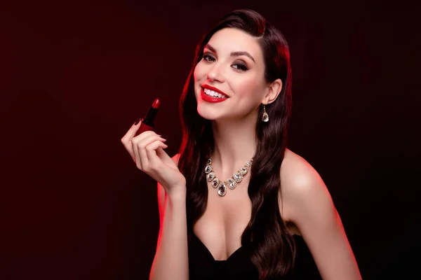 写真の豪華な上品な女性のガールフレンドポップスター準備のためにVip豊かなイベント以上赤ネオン背景 — ストック写真