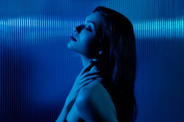 Zdjęcie Młodej Damy Niebieskim Futuryzmie Ultrafioletowym Kąpiel Cybernetyczna Ciesz Się — Zdjęcie stockowe