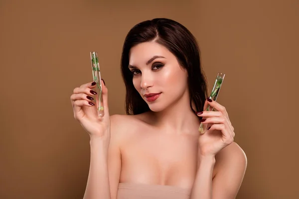 Foto Cientista Senhora Fantasia Anunciar Produto Cosmetologia Bio Aromático Tubo — Fotografia de Stock