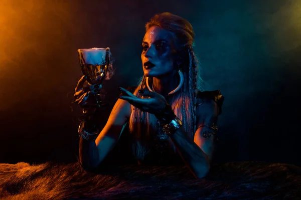 北神話の写真 魔法少女ハンドホールドバトルエリクシールブルーイエローライトをダークバックで隔離 — ストック写真