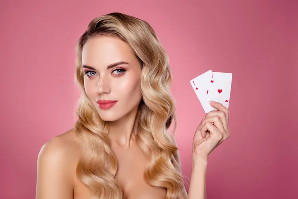 パステルカラーの背景に分離されたポーカーダイヤモンドハートカードを再生するシックな魅力的な女性クロピエの写真 — ストック写真