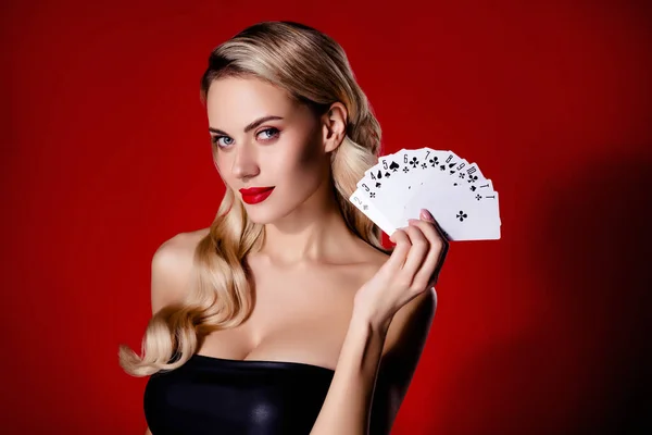这张狡猾女子虚张声势的照片显示扑克牌在红色背景下赢得了全家福 — 图库照片