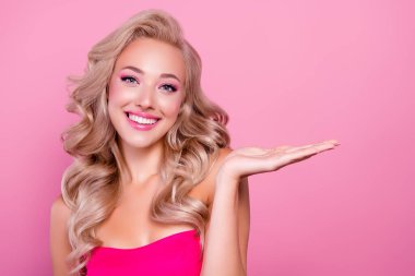 Popüler oyuncak bebek tarzında sevimli bir bayanın fotoğrafı. Pembe pastel arka planda boş bir uzay tanıtımı göster..