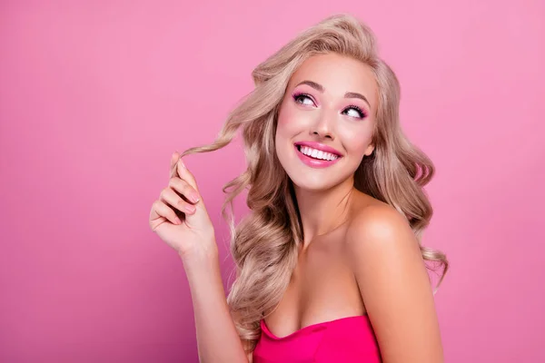 女友的照片准备约会活动使芭比娃娃的发型在美容院广告粉色背景空旷 — 图库照片