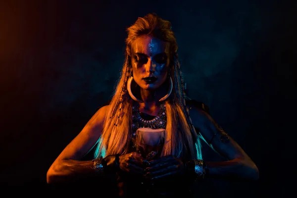 Fotografie Tajemné Viking Kouzelník Dívka Připravit Nesmrtelnost Elixír Oranžová Světla — Stock fotografie