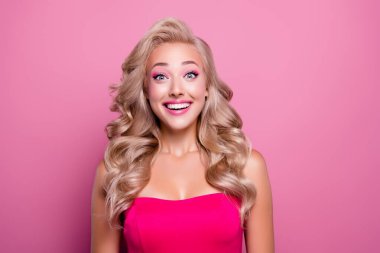 Pembe arka planda izole edilmiş yeni barbekü tarzından etkilenmiş kız portresi..